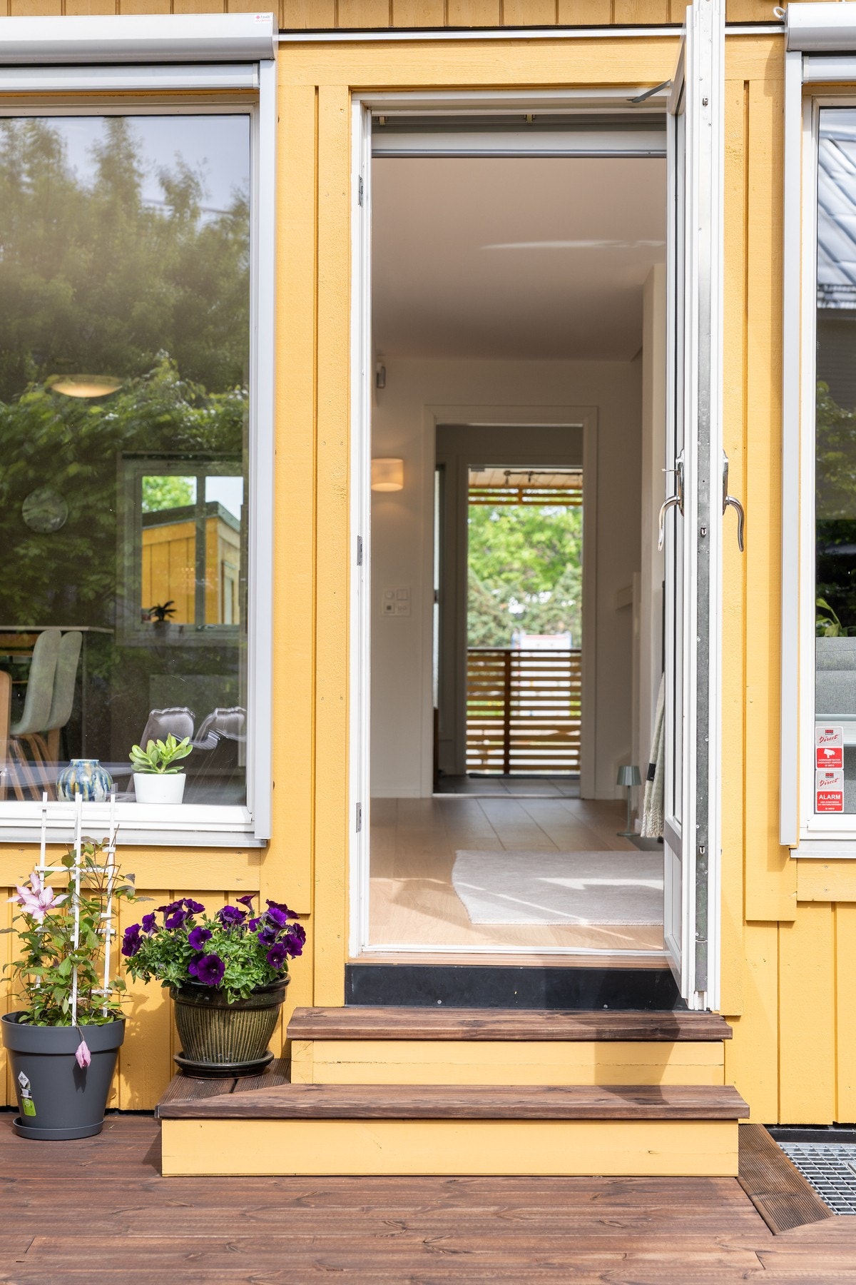 Fra stuen har du direkte utgang til den vestvendte terrassen. Galleribilde