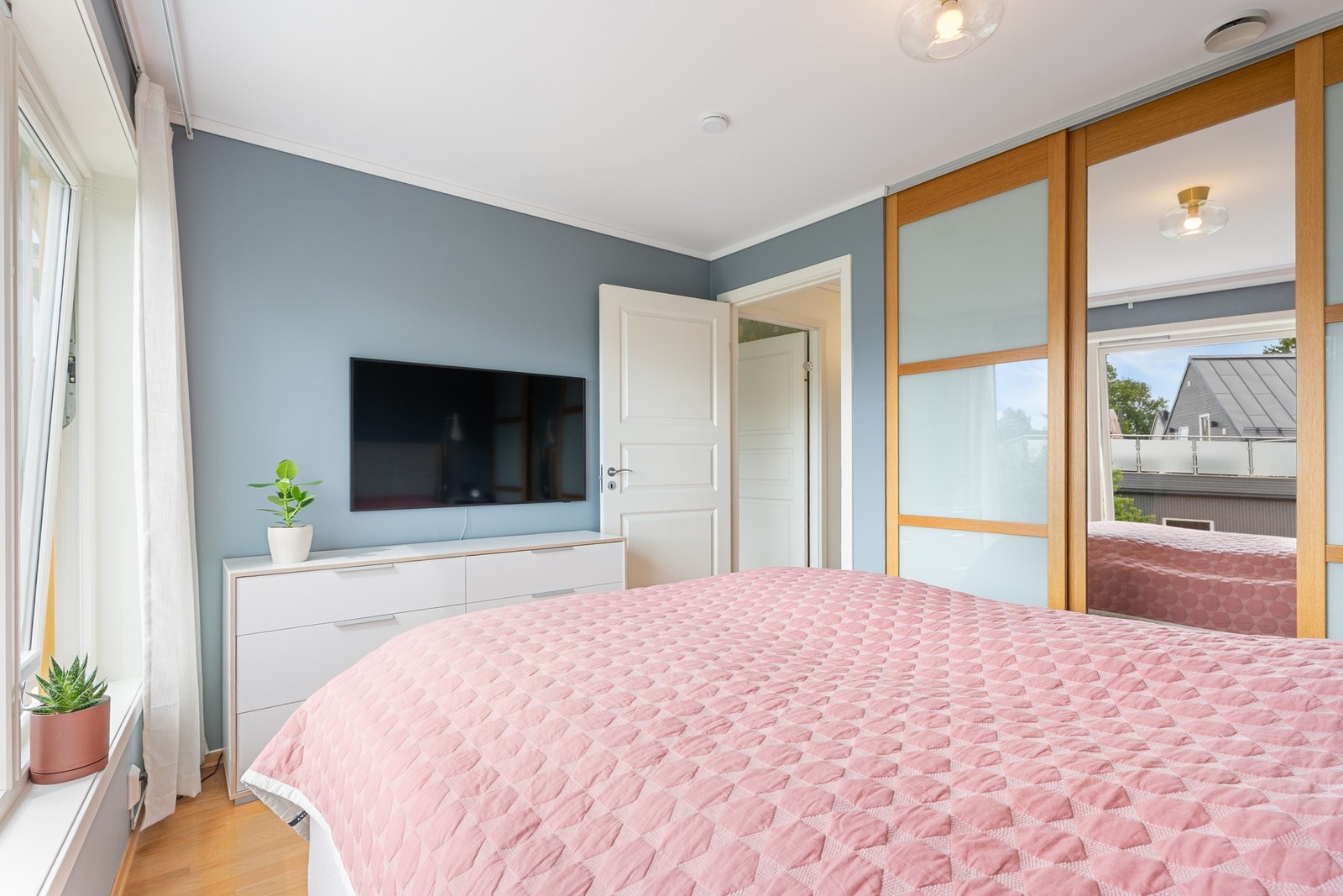 God plass til stor dobbeltseng. Bak skyvedørene skjuler det seg et walk-in closet. Galleribilde