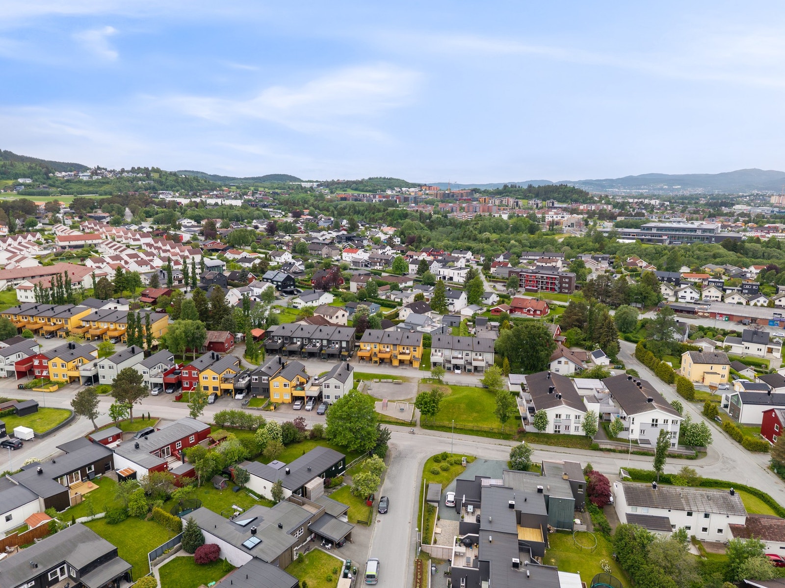 For den aktive finnes både Estenstadmarka, Jonsvatnet og Ladestien innen kort avstand. Samtidig er det gode bussforbindelser til Trondheim sentrum, og både Lade og Grilstad ligger en kort kjøretur unna. Galleribilde