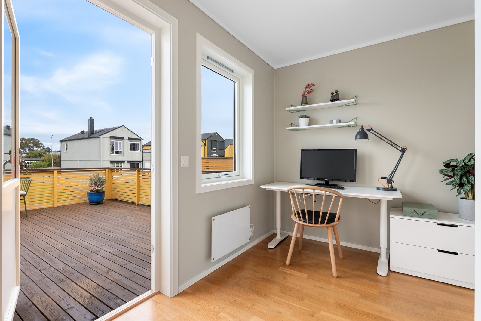 Fra rommet har du direkte utgang til boligens store veranda. Galleribilde