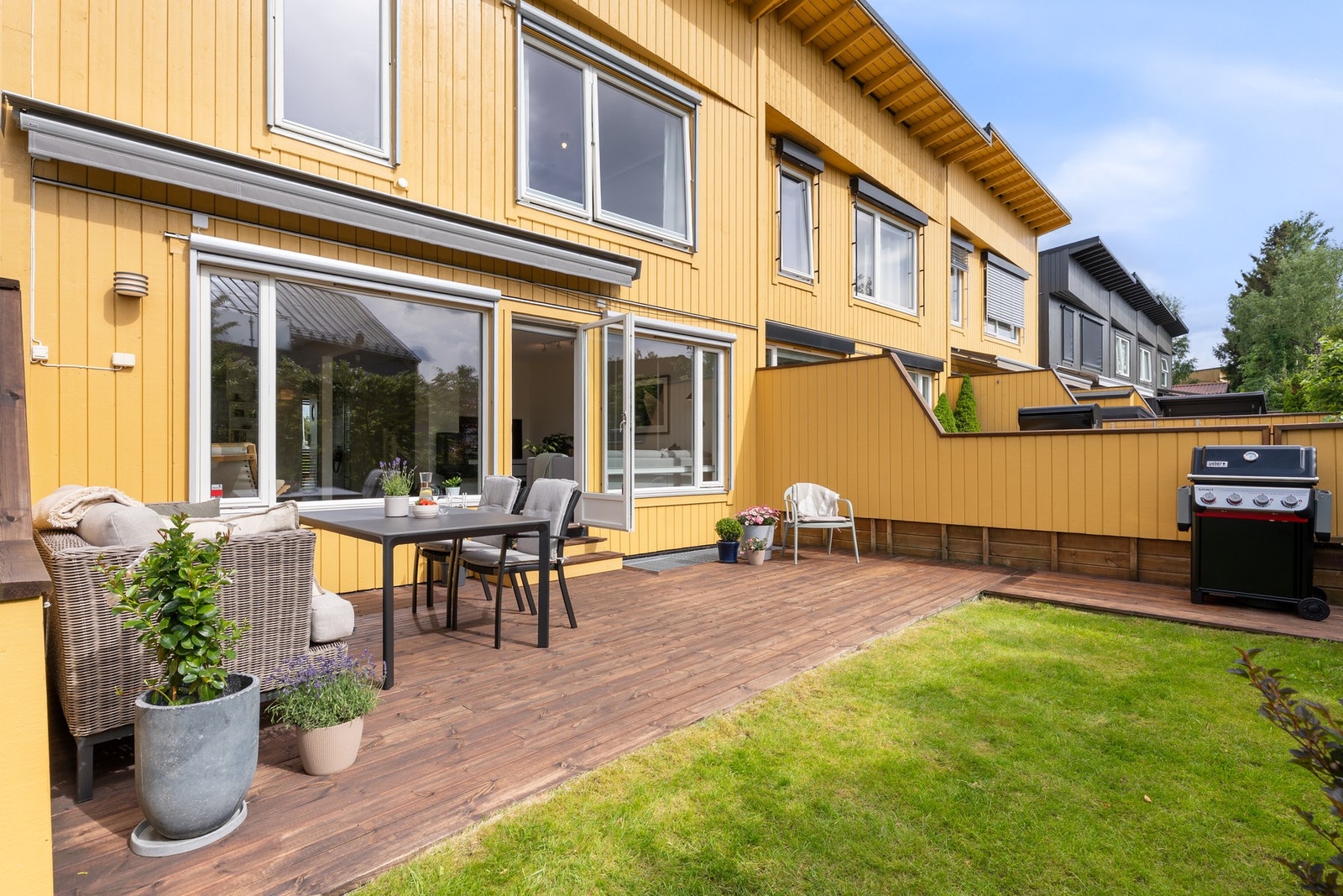 Uteområdet har en fin kombinasjon av terrasse og hage med god plass til både sittegruppe og grill. Galleribilde