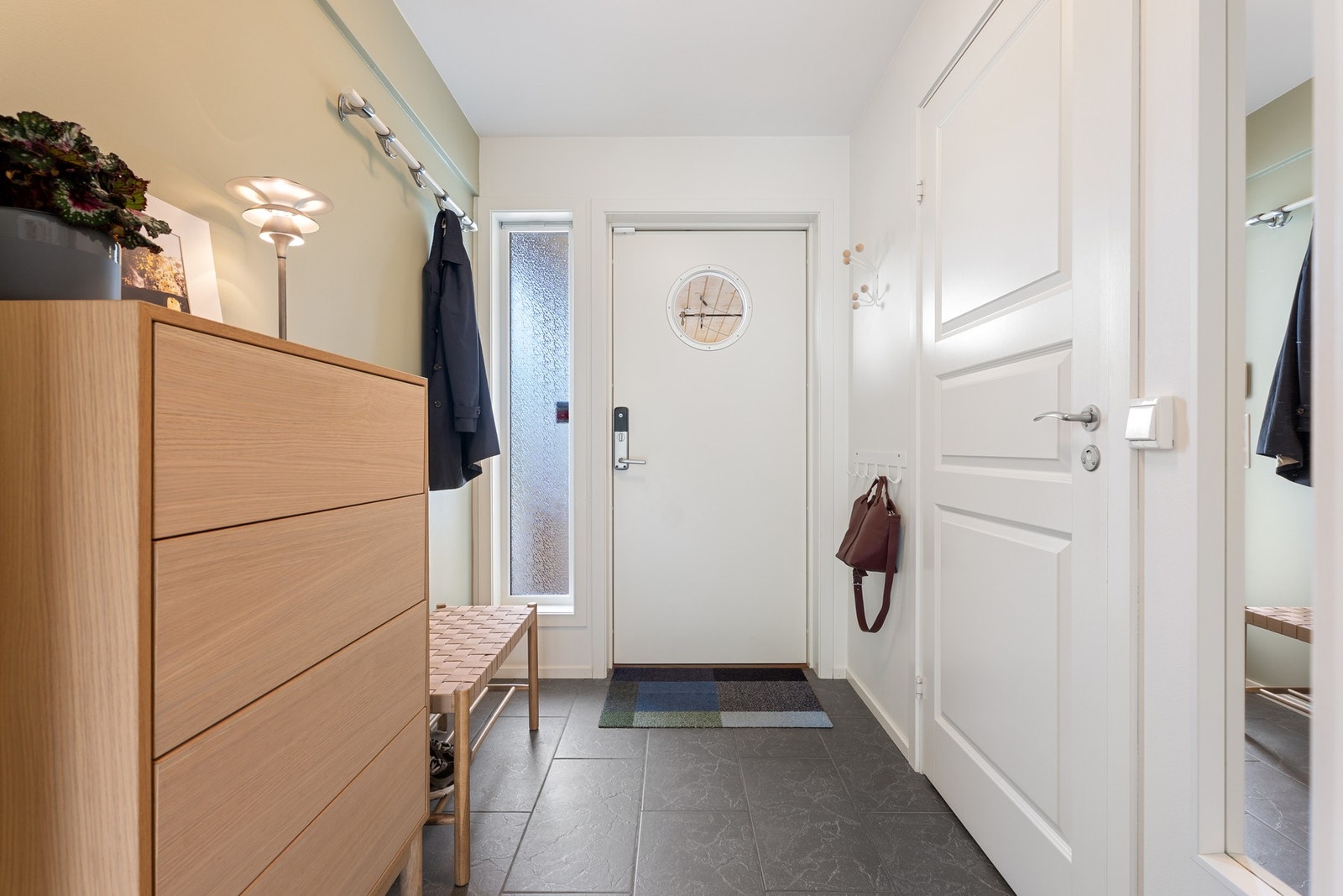 Velkommen inn! Praktisk entré med gulvvarme og plass til garderobeløsning. Galleribilde