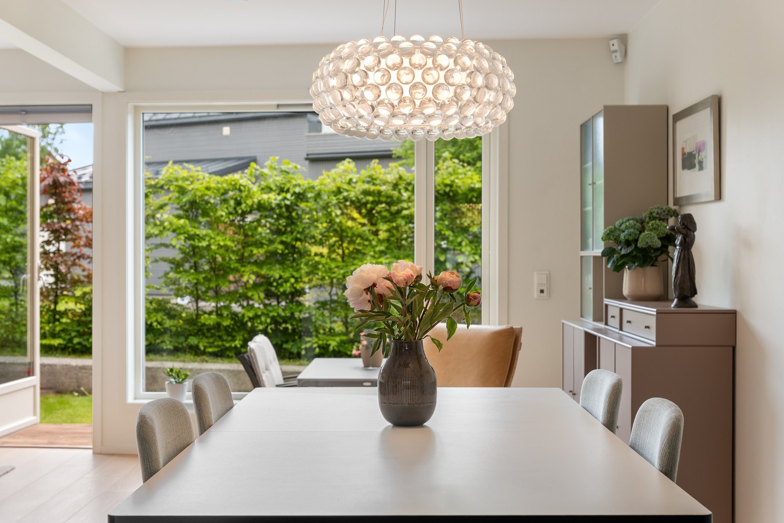 God plass til et stort spisebord på stuen. Galleribilde