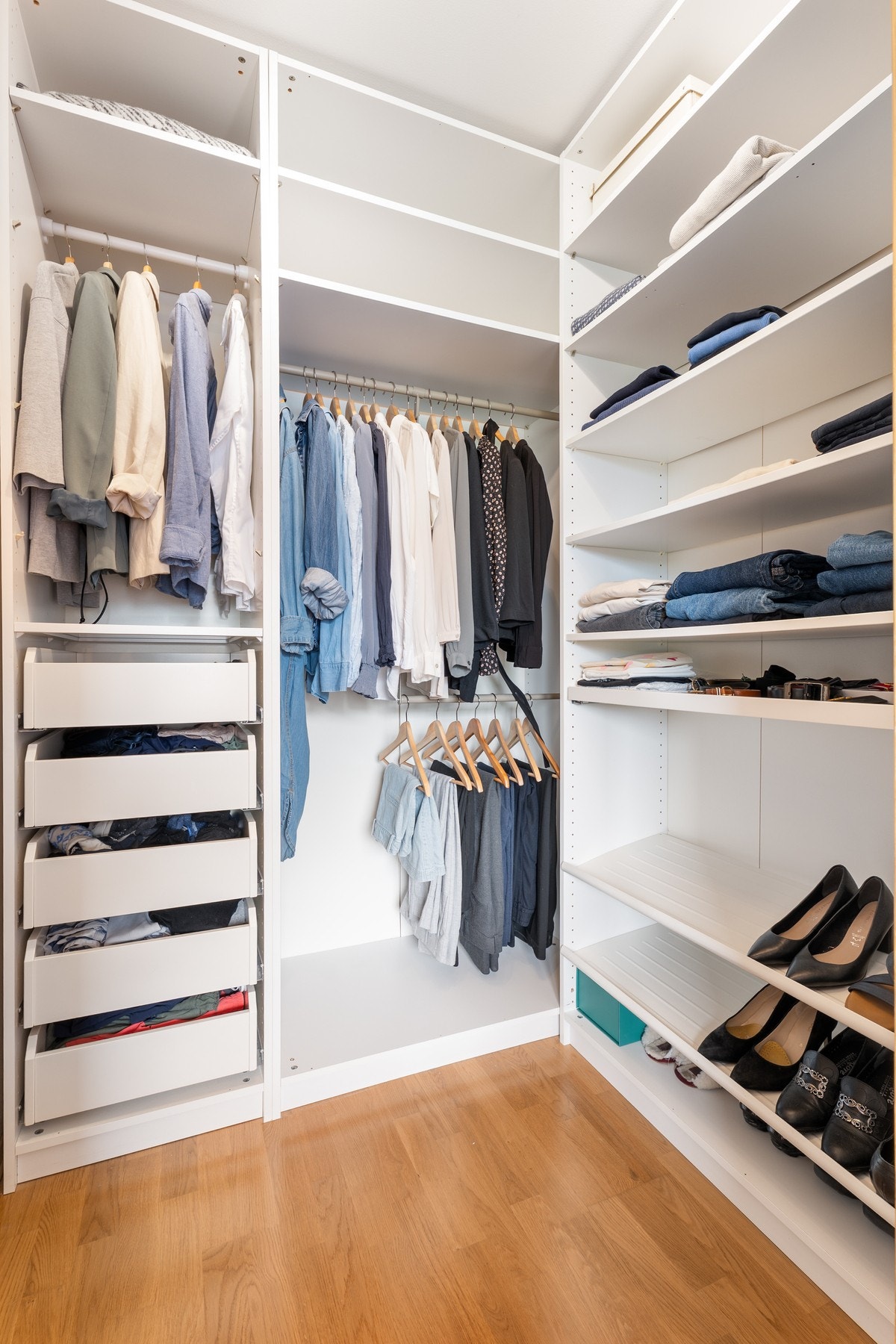 Godt med lagringsplass til sko og klær i walk-in closet. Galleribilde