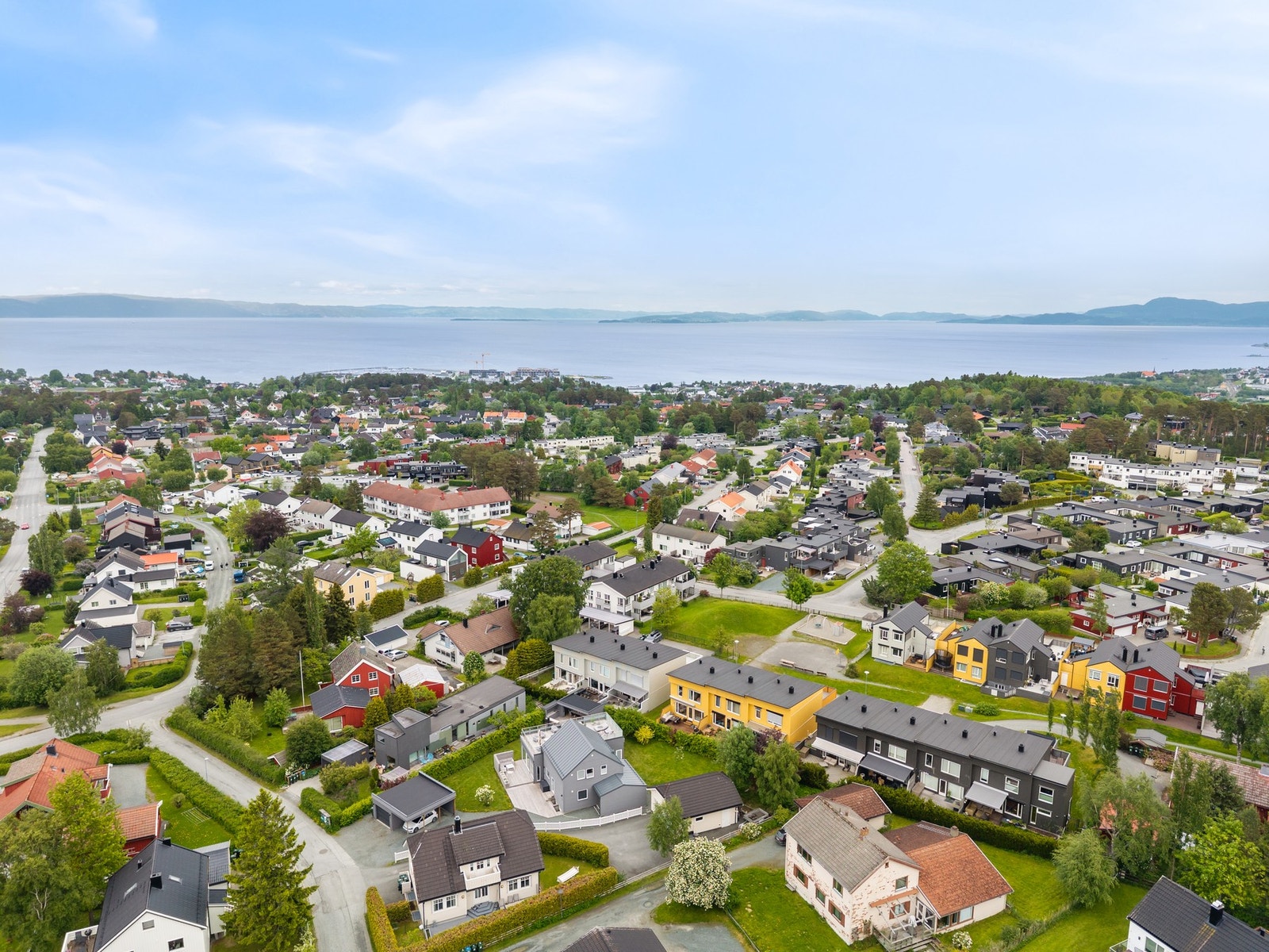 Charlottenlund er et etablert og attraktivt boligområde øst i Trondheim, kjent for sitt familievennlige bomiljø og gode oppvekstvilkår. Fin lekeplass og friareal på forsiden av boligen. Galleribilde