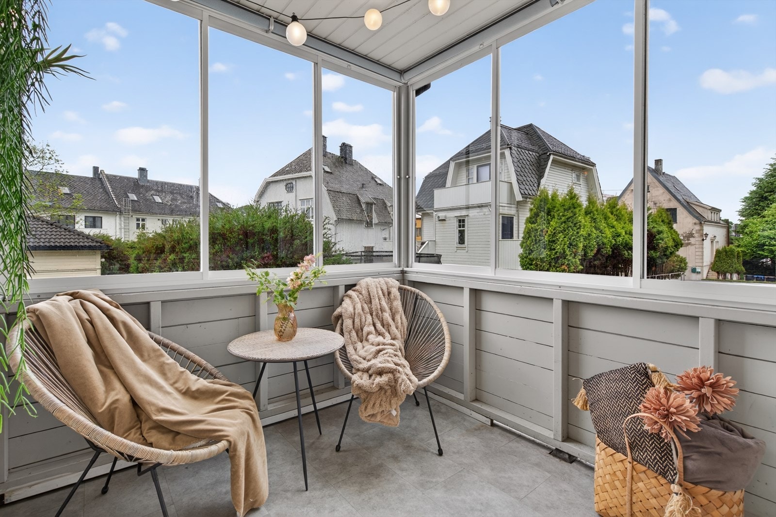 Sørvestvendt, innglasset balkong på 6 m²- gjør at den kan brukes hele året! Galleribilde