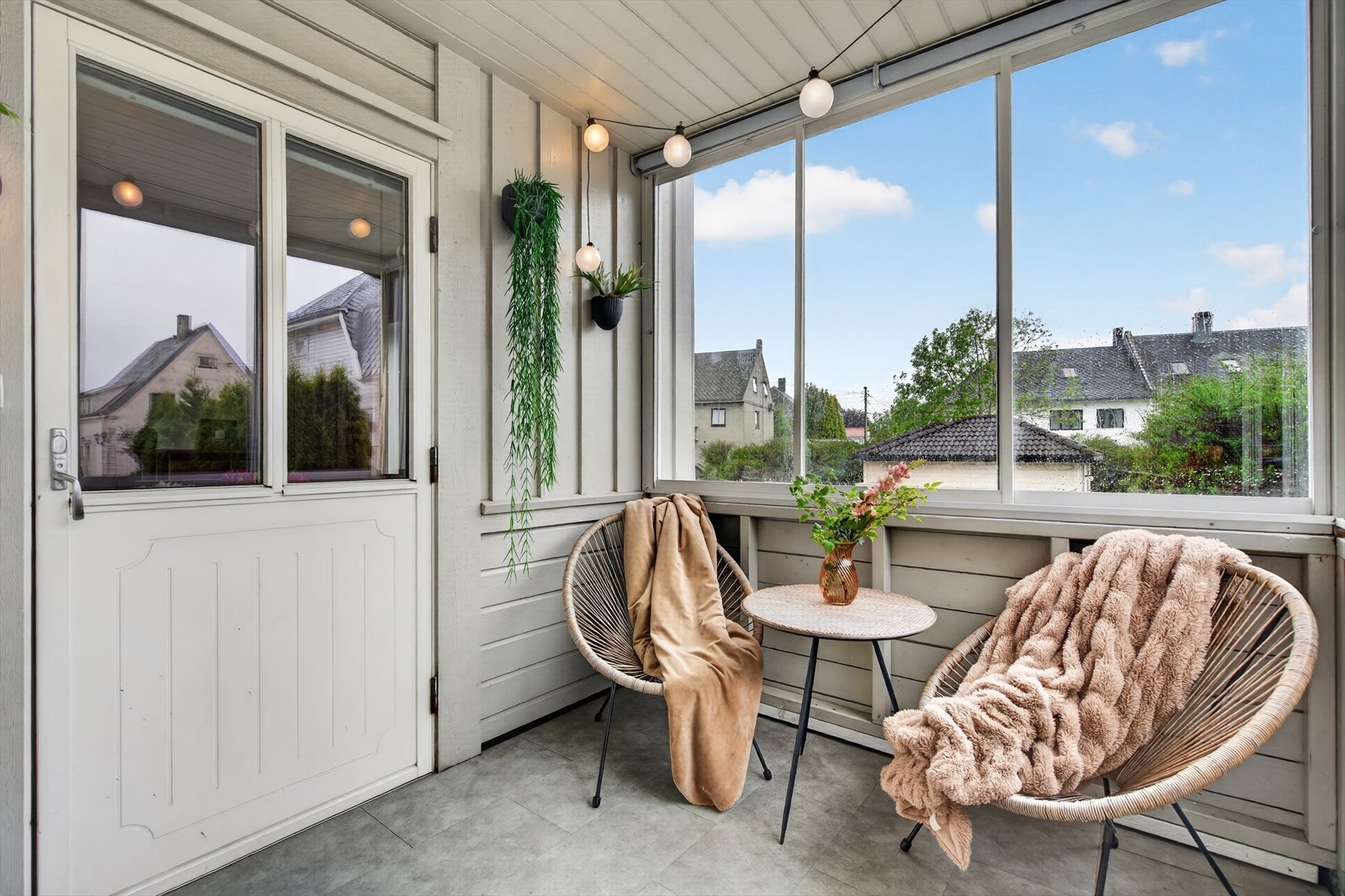 Fra stuen er det direkte utgang til en vestvendt, innglasset balkong med gode møbleringsmuligheter og fine solforhold Galleribilde