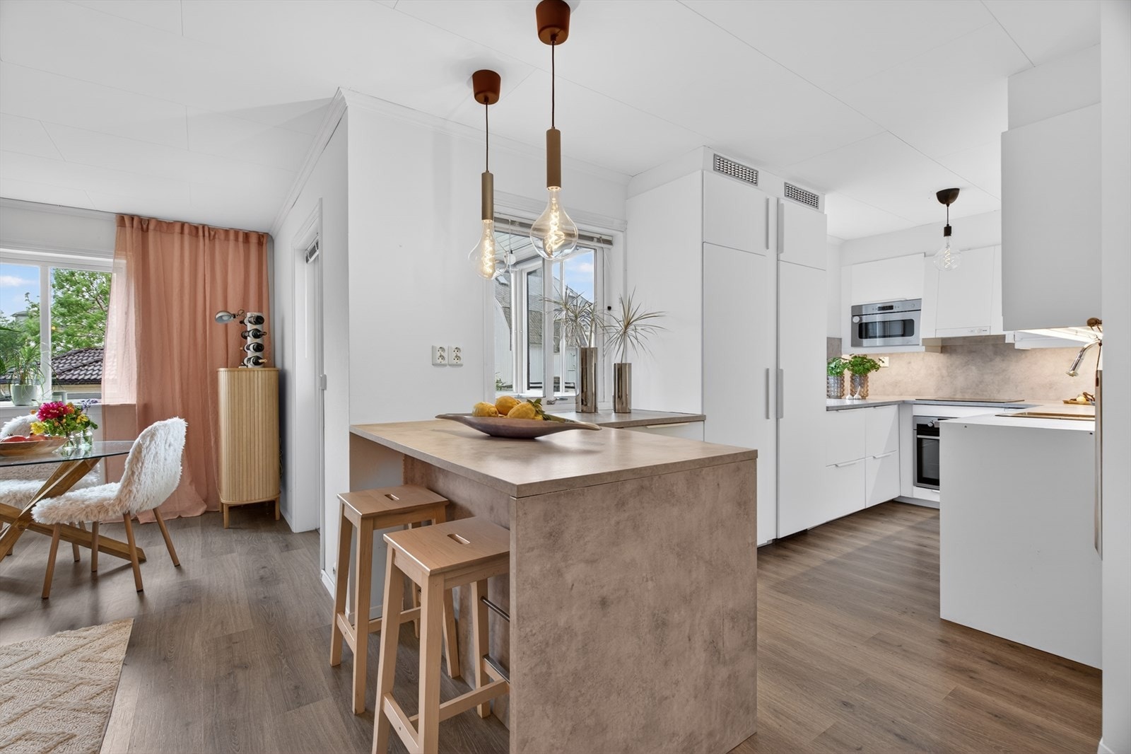 Kjøkkenet fremstår moderne og stilrent - levert fra Ikea. Det er to sitteplasser ved øyen Galleribilde