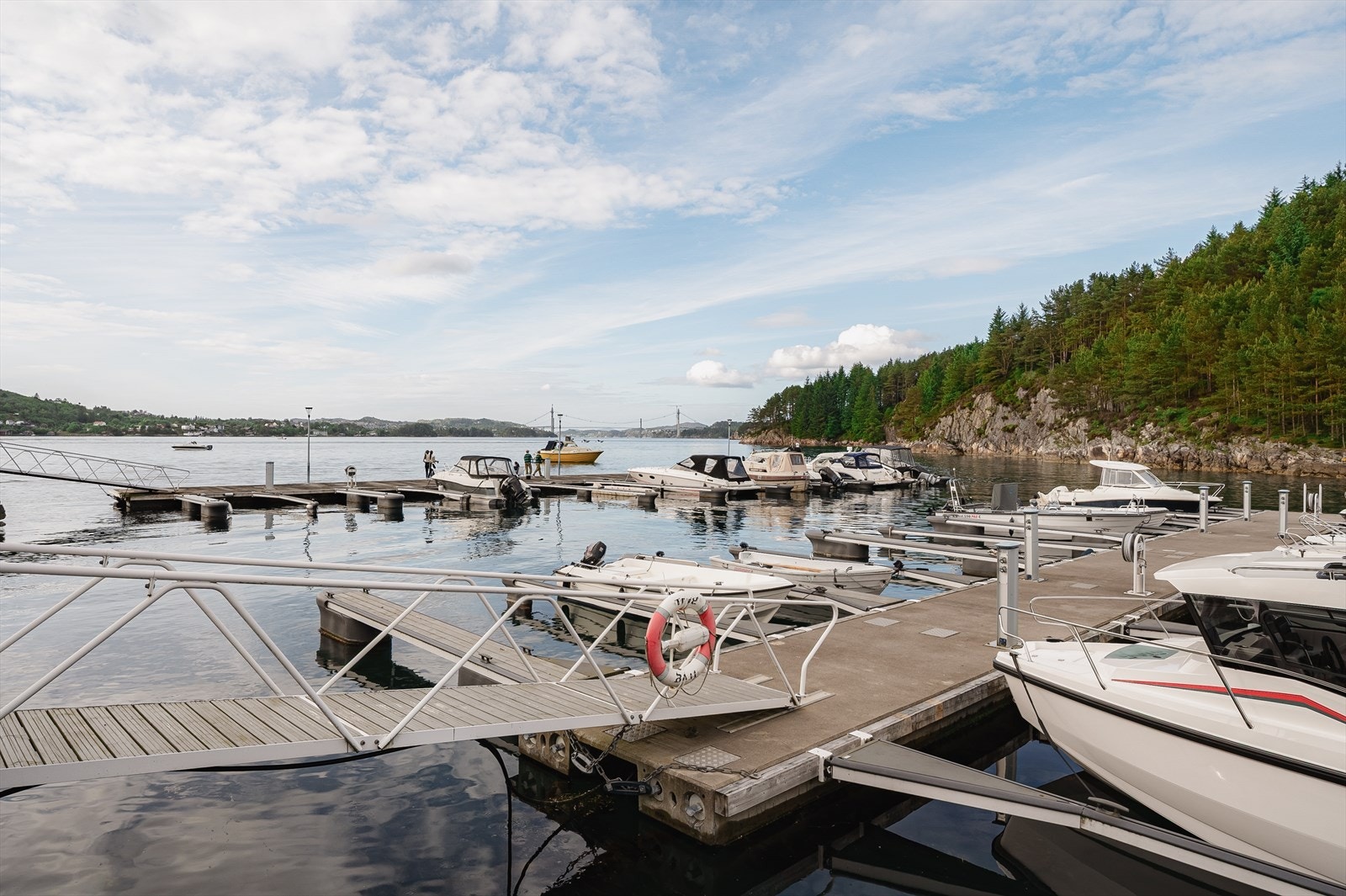 - Fast båtplass kan kjøpes for kr. 300 000,- i Bjorøy Marina Båtlag rett utenfor leilighetsbygget - Galleribilde