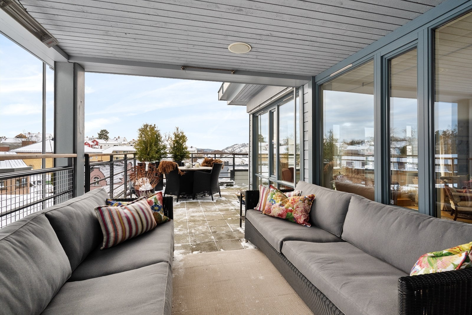 Stor, hellelagt terrasse i vinkel på ca. 32 m². Her viskes skillet mellom inne og ute ut, og du får en naturlig forlengelse av boligens oppholdsrom. Galleribilde