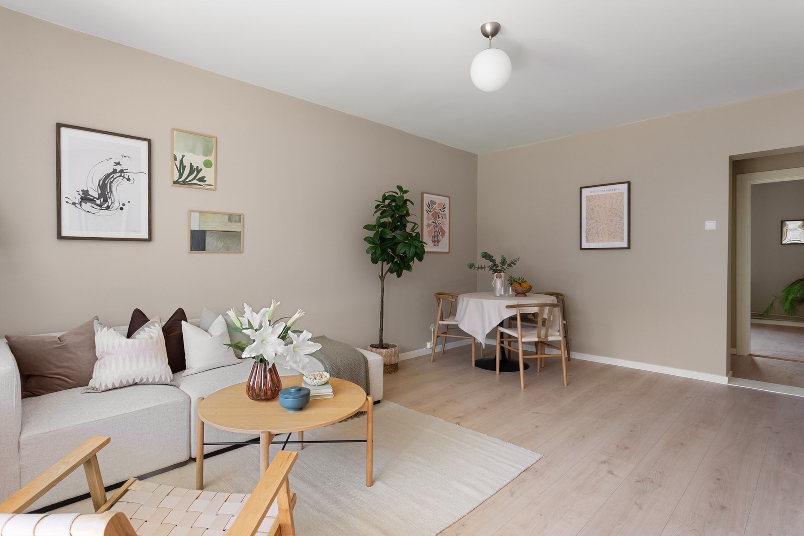 Stuen er romslig og lett å møblere, med god plass til både sofagruppe og spisebord. Galleribilde