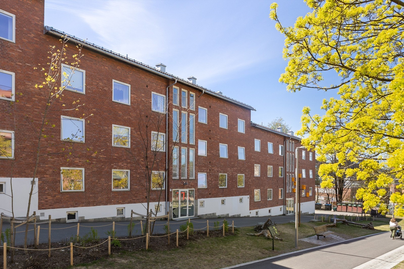 Bygget har en klassisk teglsteinsfasade og er en del av Ensjø Boligselskap AS. Galleribilde