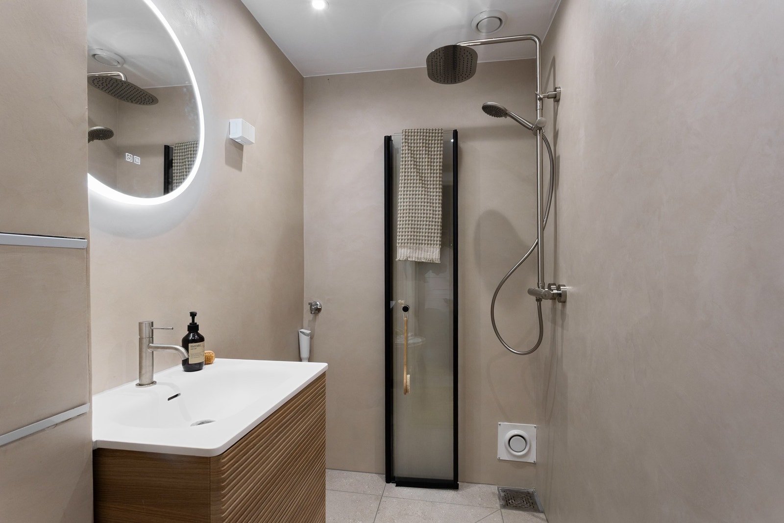 Badet har en moderne standard med mik
rosement på veggene, elektrisk gulvvarme og innfelte downlights Galleribilde