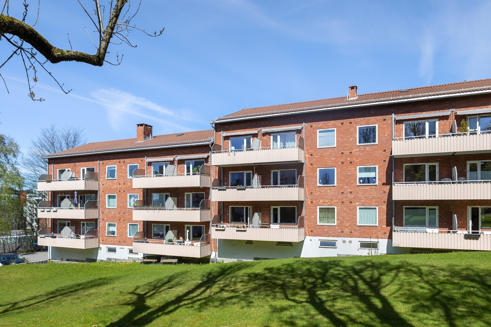 Boligblokken ble oppført i 1949 og er godt vedlikeholdt. Galleribilde
