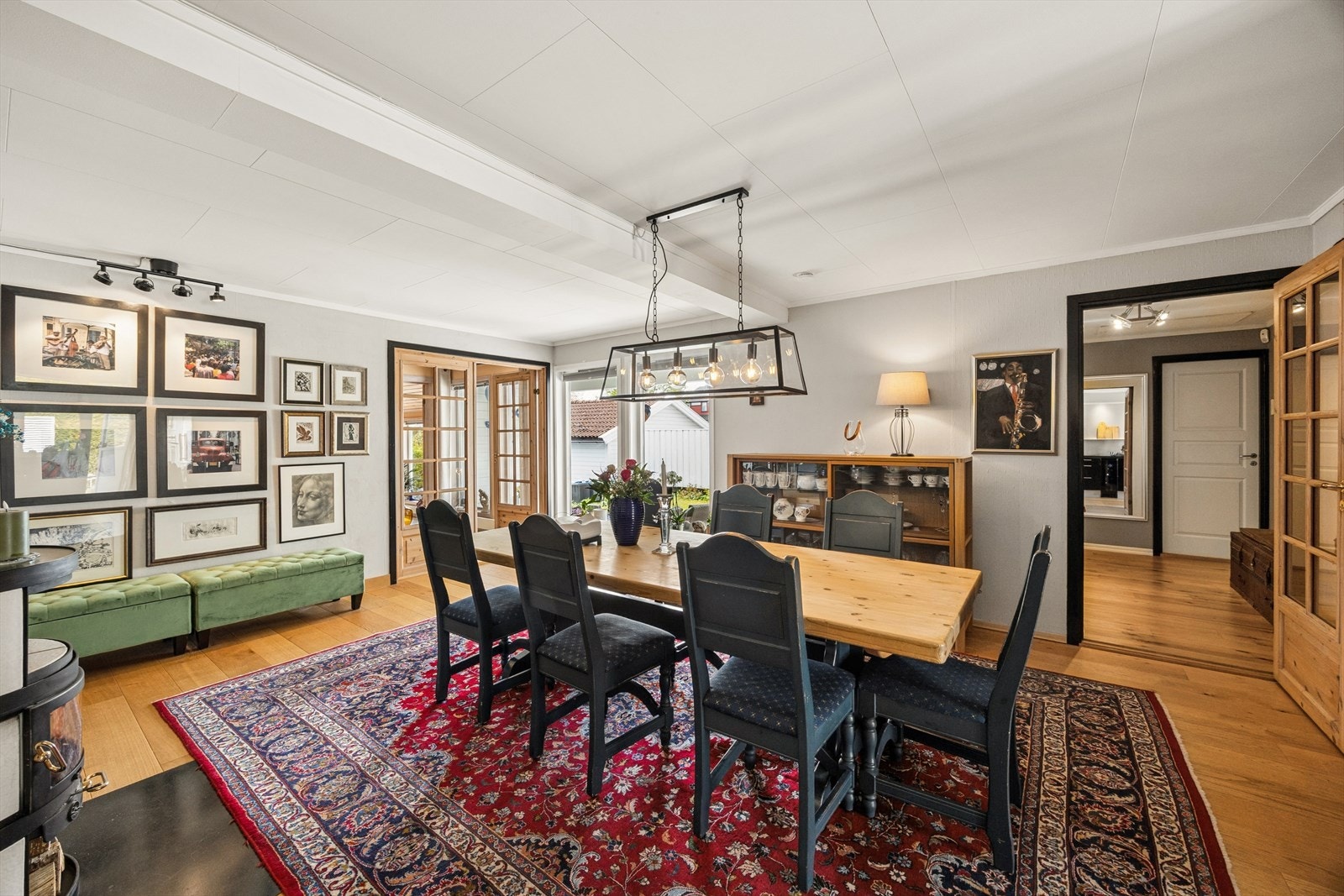 Her er det god plass til stort spisebord og tilhørende møblement. Galleribilde