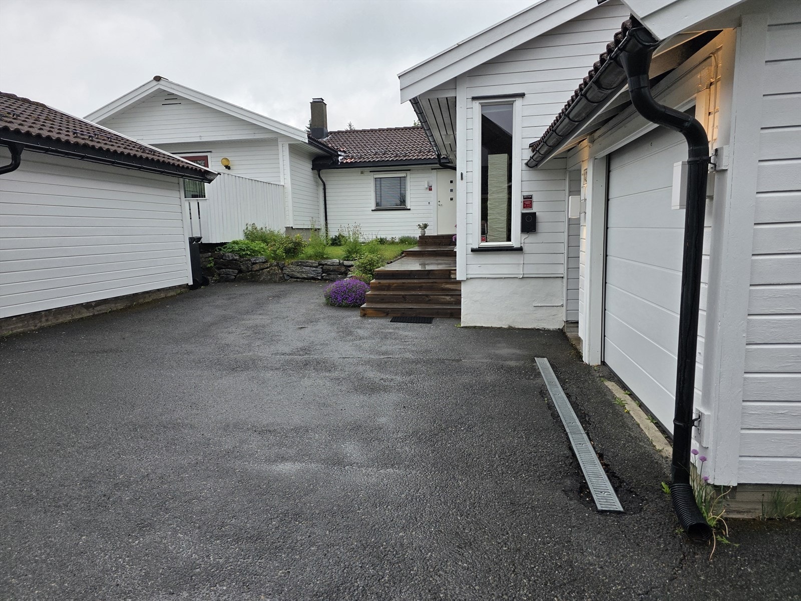 Boligen disponerer garasje med motorisert leddport og tilhørende bod. Det er installert ladeboks for elbil i garasjen. I tillegg er det biloppstillingsplass på egen tomt foran garasjen. Galleribilde