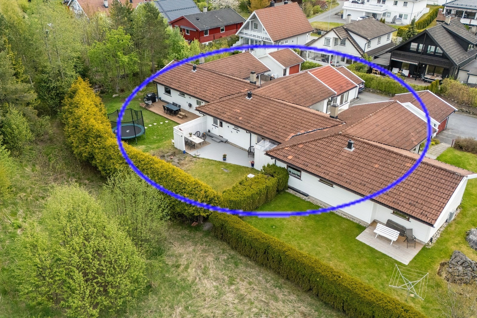 Usjenerte uteplasser på begge sider av boligen med terrasser, plen og beplantning. Hageområdet utenfor kjøkkenet er utvidet ut i friareal, tilsvarende flere av naboeiendommene. Galleribilde