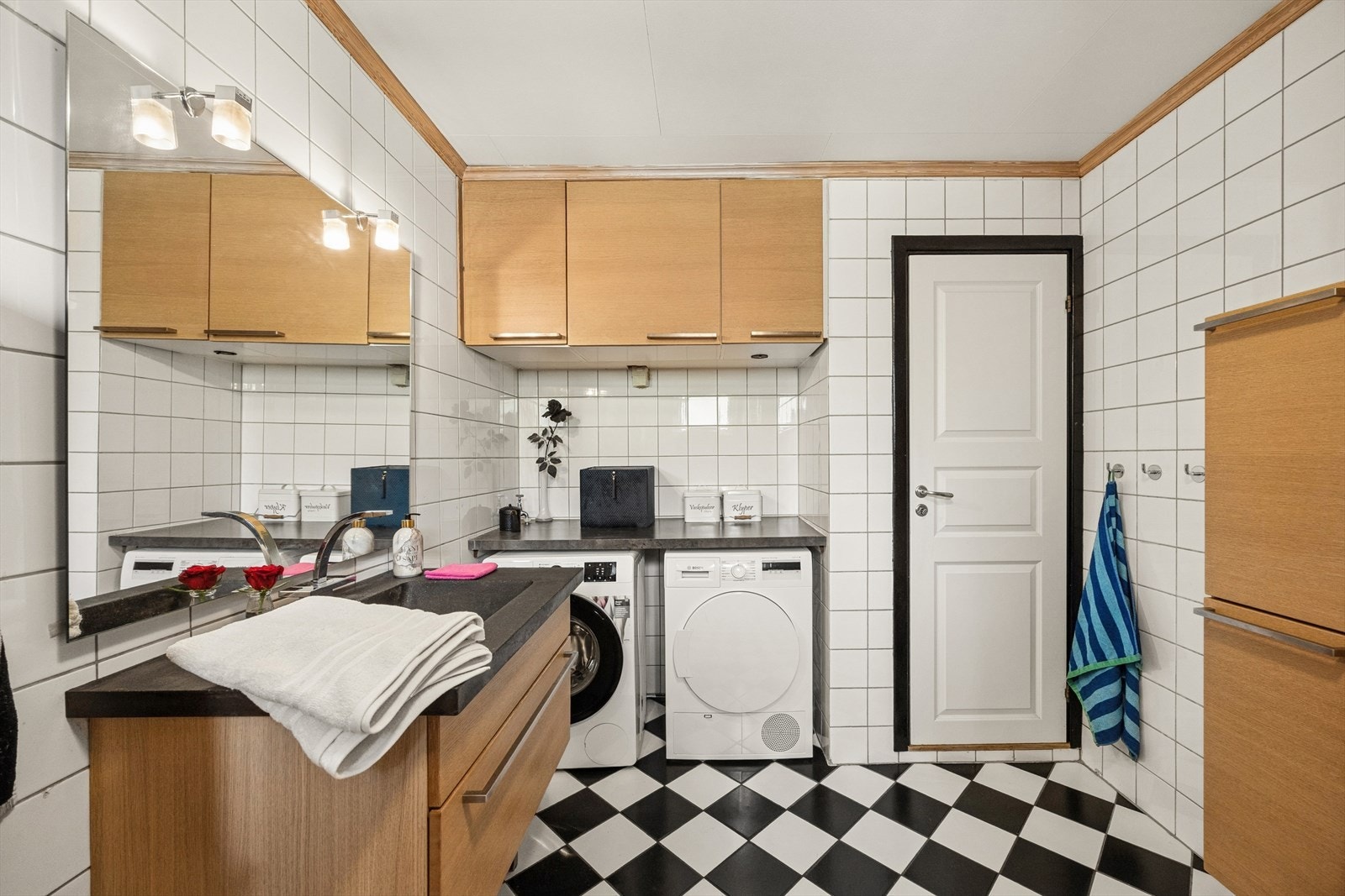 Det er opplegg for vaskemaskin og tørketrommel med praktisk benkeplass og oppbevaringsløsninger. Elektriske varmekabler i gulv og mekanisk avtrekk. Galleribilde