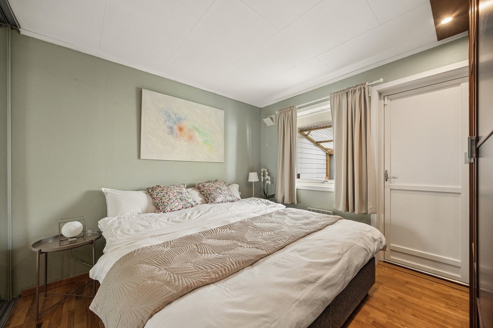 Hovedsoverommet har god plass til dobbeltseng og garderobeløsning. Her finnes to store garderober, en med skyvedører. Galleribilde