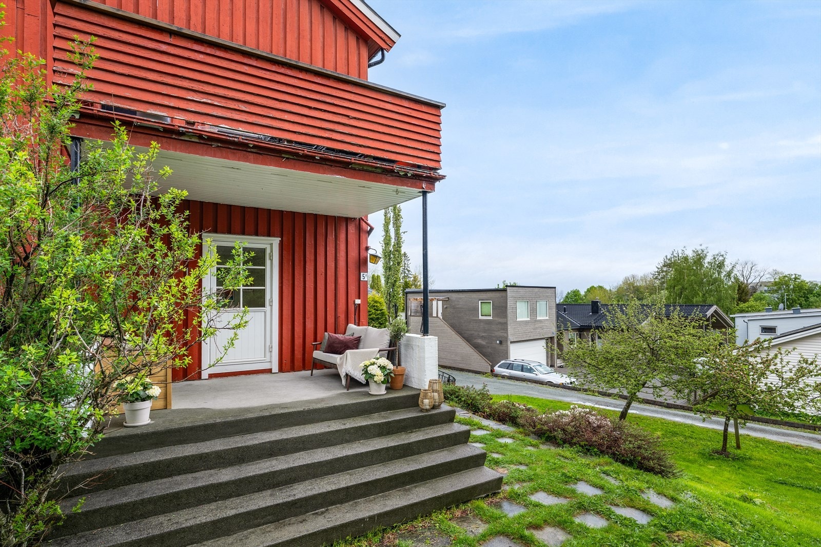 Her har du enkel tilgang til den romslige hagen. Galleribilde