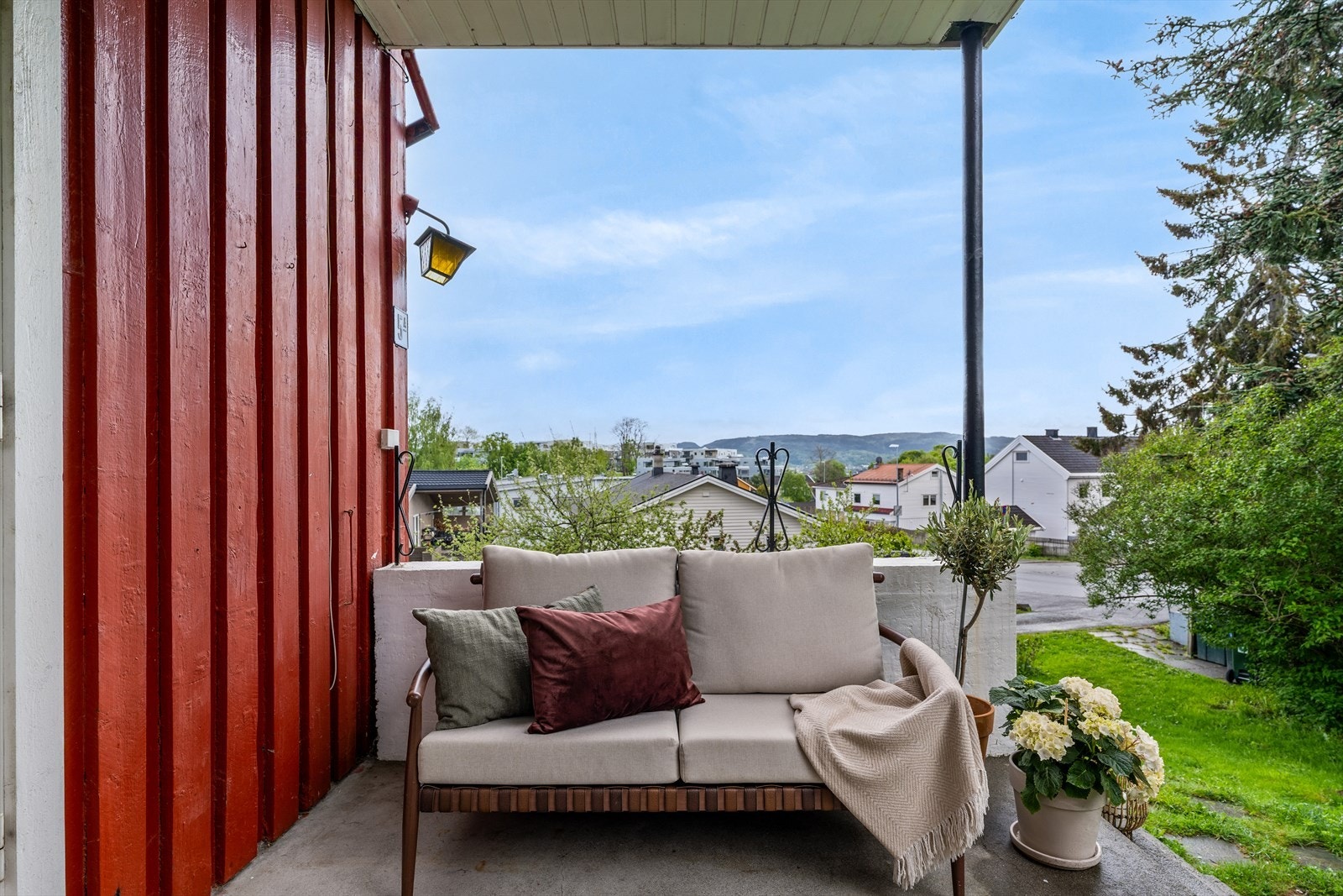 Leiligheten er halvpart av en horisontalt delt tomannsbolig. Galleribilde