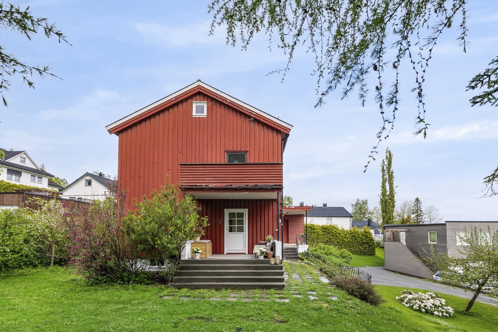 Selger har satt stor pris på den romslige hagen som man har direkte utgang til. Galleribilde