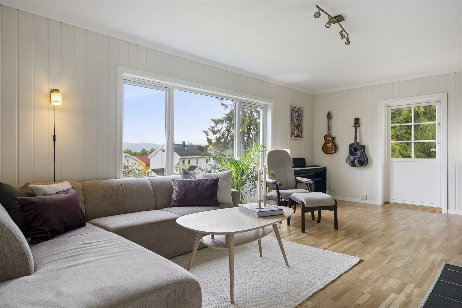 Stue-/ kjøkkenløsningen er på 45m² og lyses opp av generøse vindusflater. Galleribilde