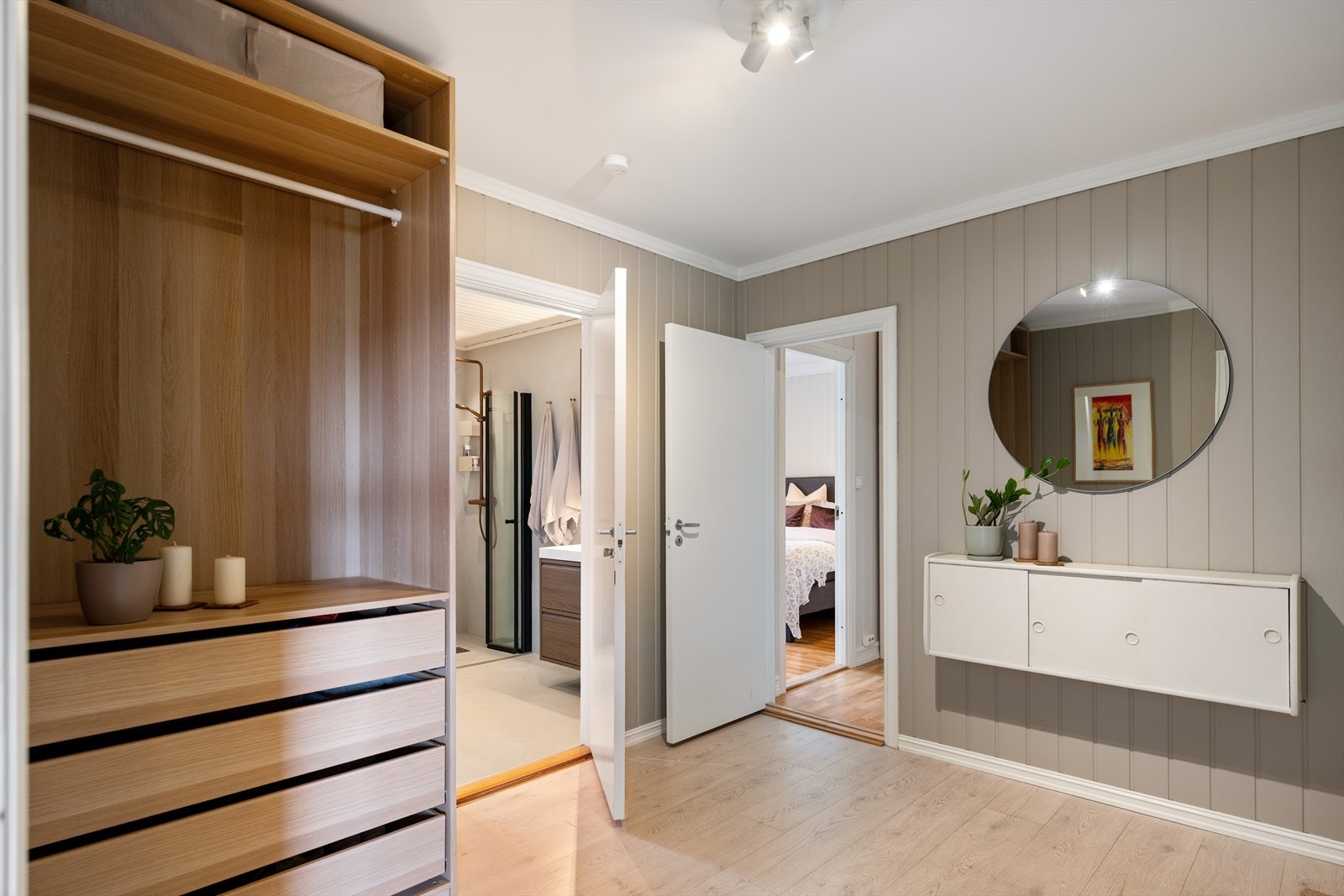 Entreen er på 8,5m² og byr på gode oppbevaringsmuligheter. Galleribilde