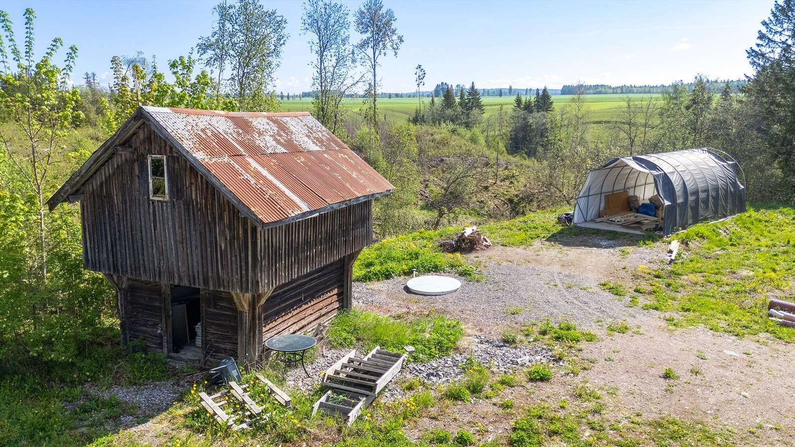 Det verneverdige stabburet er SEFRAK-registrert. I tillegg finnes en romslig plasthall for lagring. Galleribilde