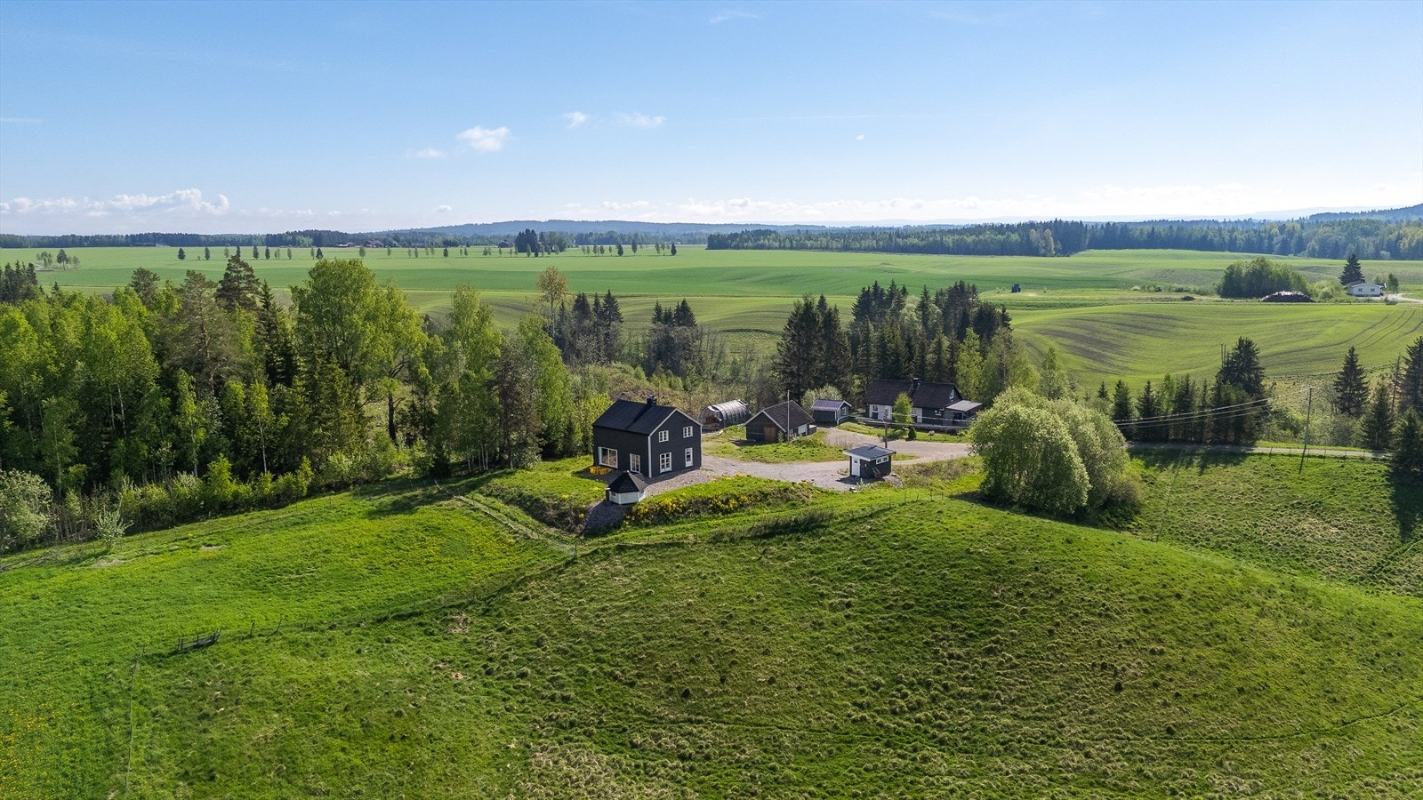 En sjelden mulighet til å bo usjenert og landlig, men likevel sentralt i Ullensaker. Galleribilde