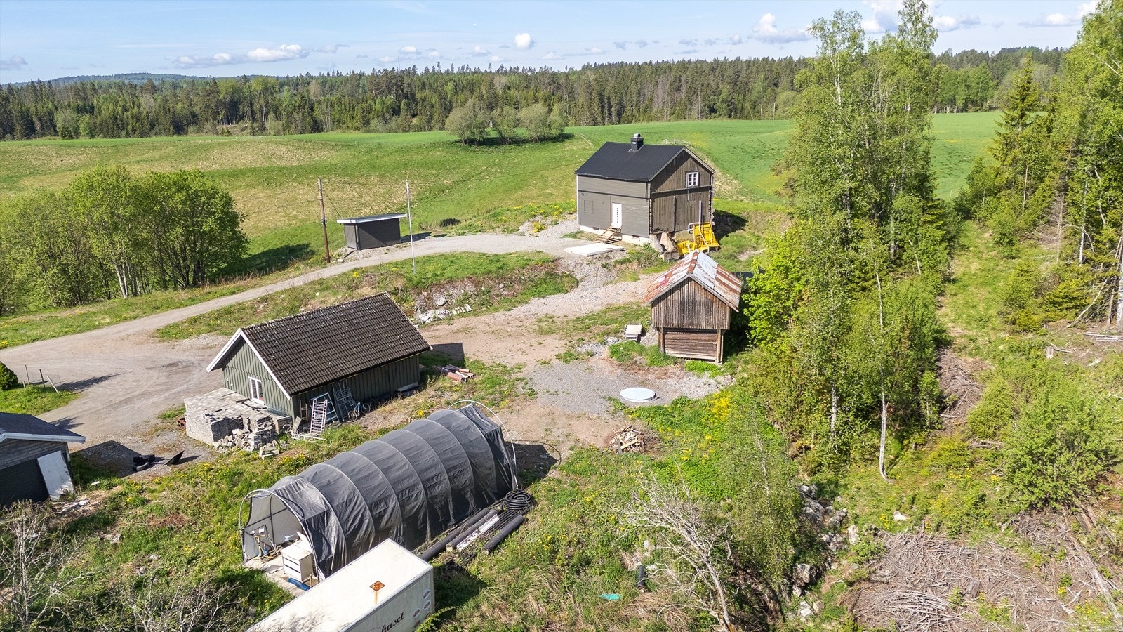Tunet består av enebolig, anneks, stabbur, grillhytte og plasthall. Galleribilde