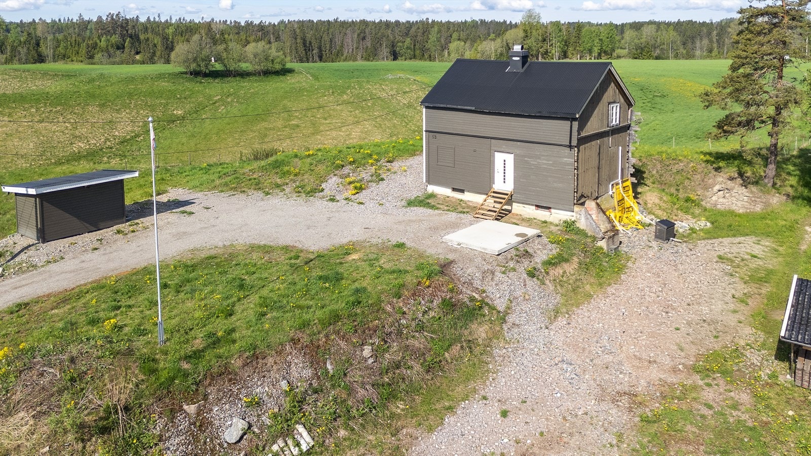 Tomten er på 2736 m² og er opparbeidet med plen og beplantning. Galleribilde