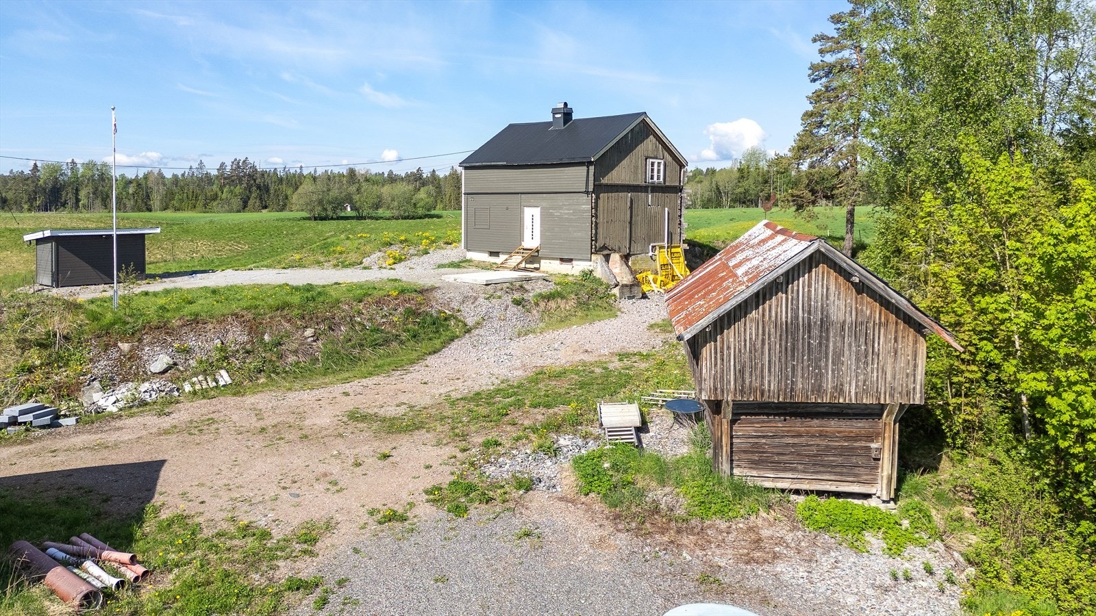 Eiendommen har en stor, gruset gårdsplass med god plass til parkering. Galleribilde