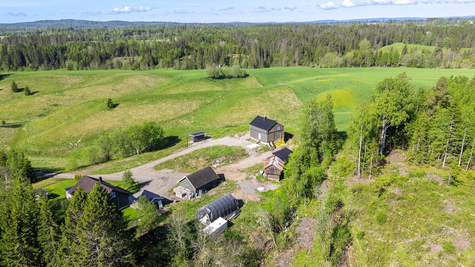 Oversikt over eiendommen og de omkringliggende bygningene. Galleribilde