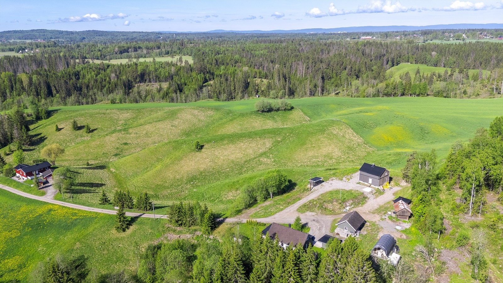 Eiendommen grenser til store friområder med gode turmuligheter. Galleribilde