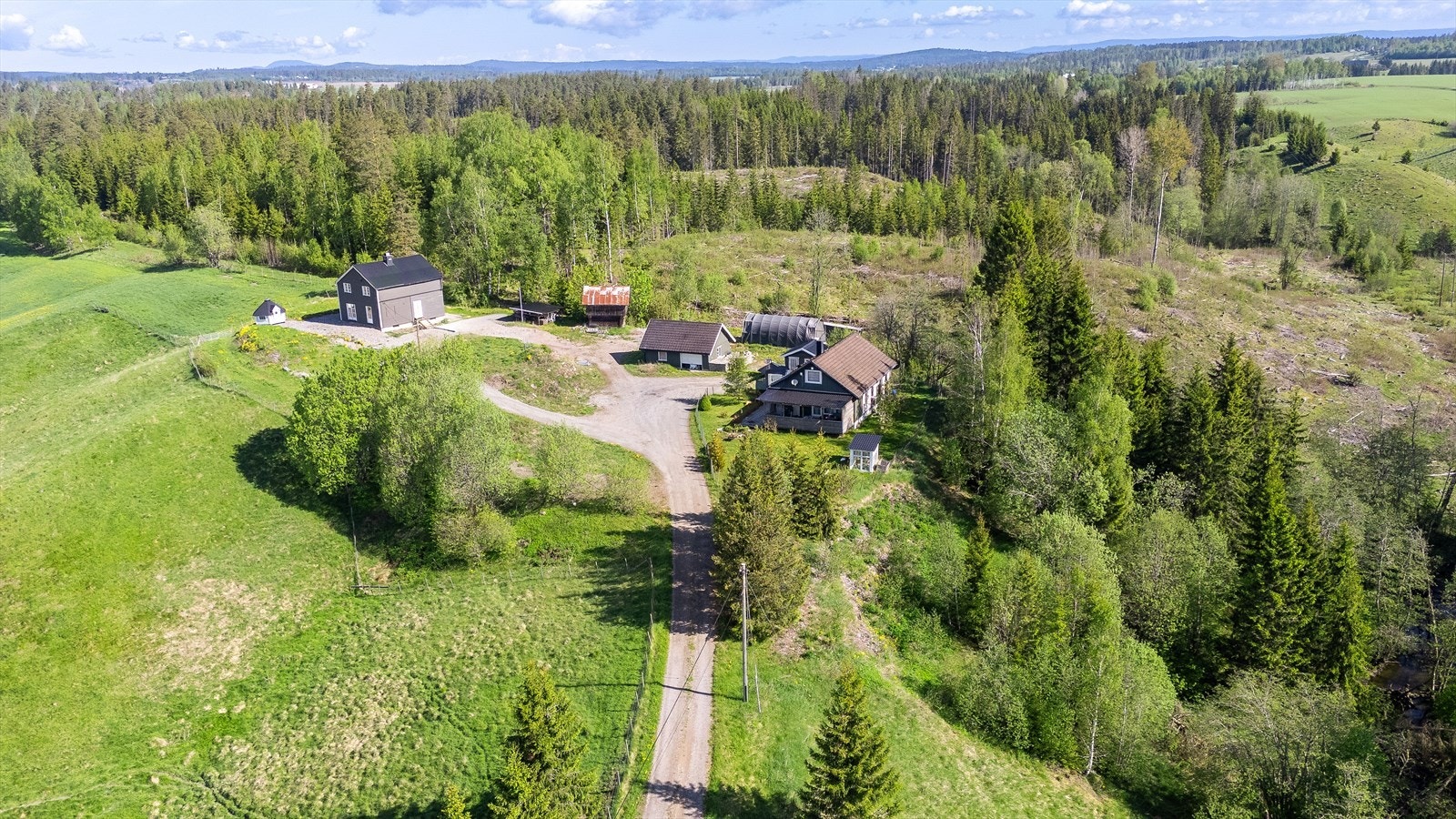 Eiendommen ligger i et LNF-område (landbruk, natur og friluftsområde). Galleribilde