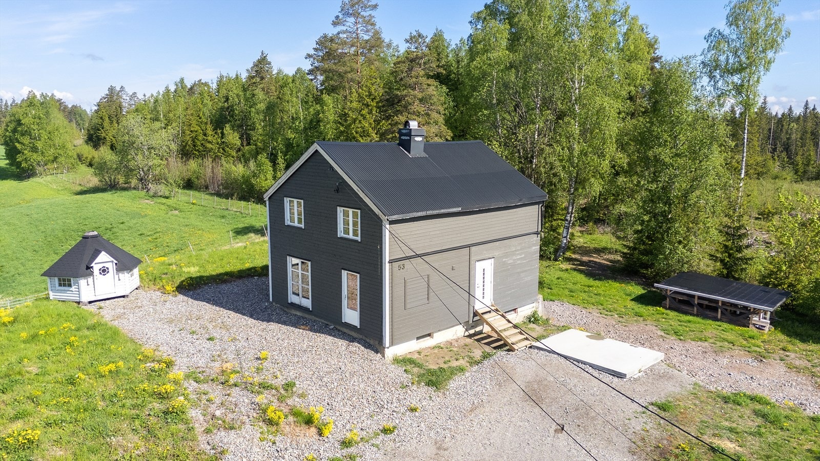Hovedhuset har tak tekket med metallplater og utvendig trekledning. Galleribilde