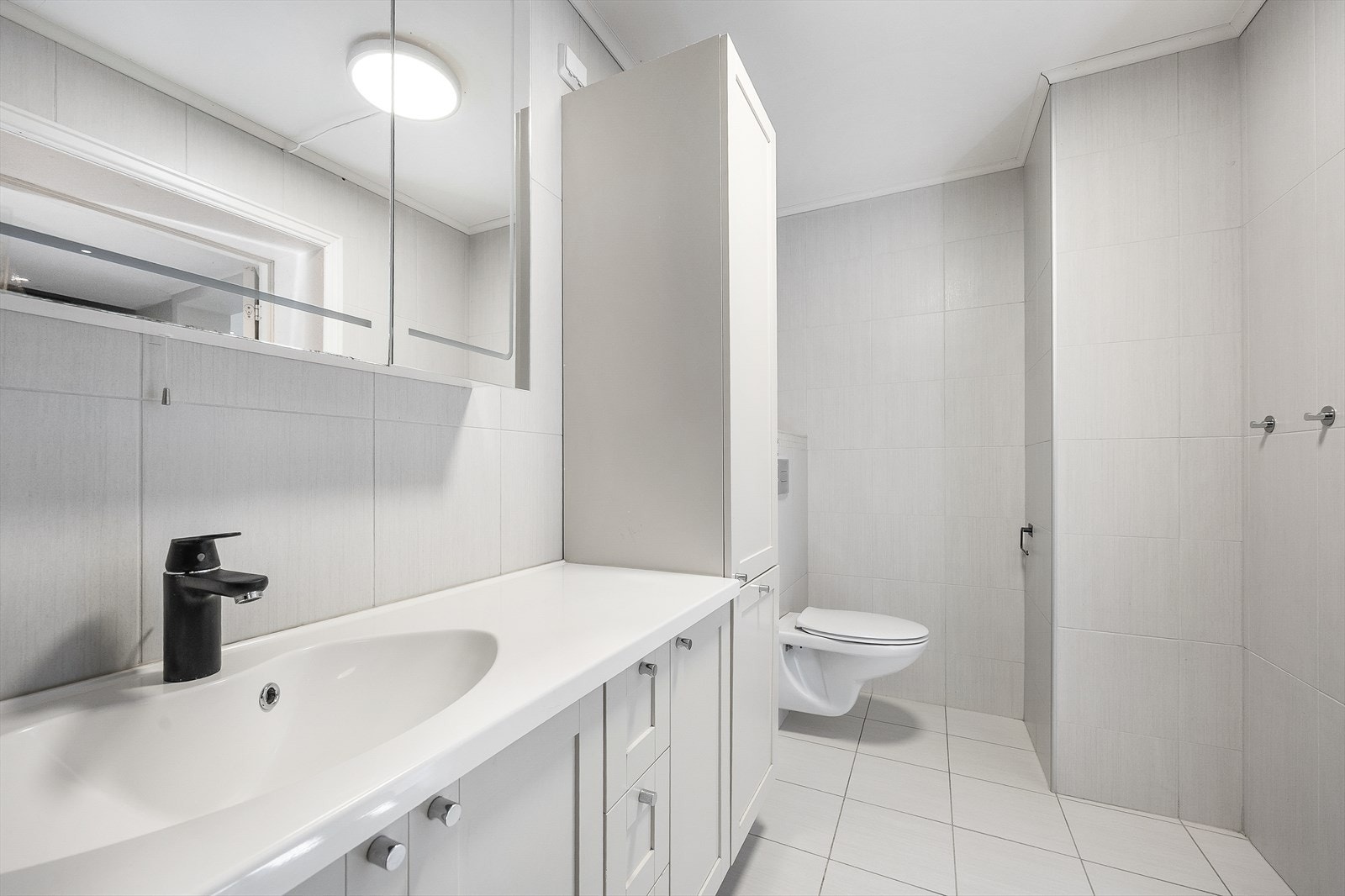 Badet i første etasje har fliser på gulv og vegger, samt gulvvarme. Galleribilde