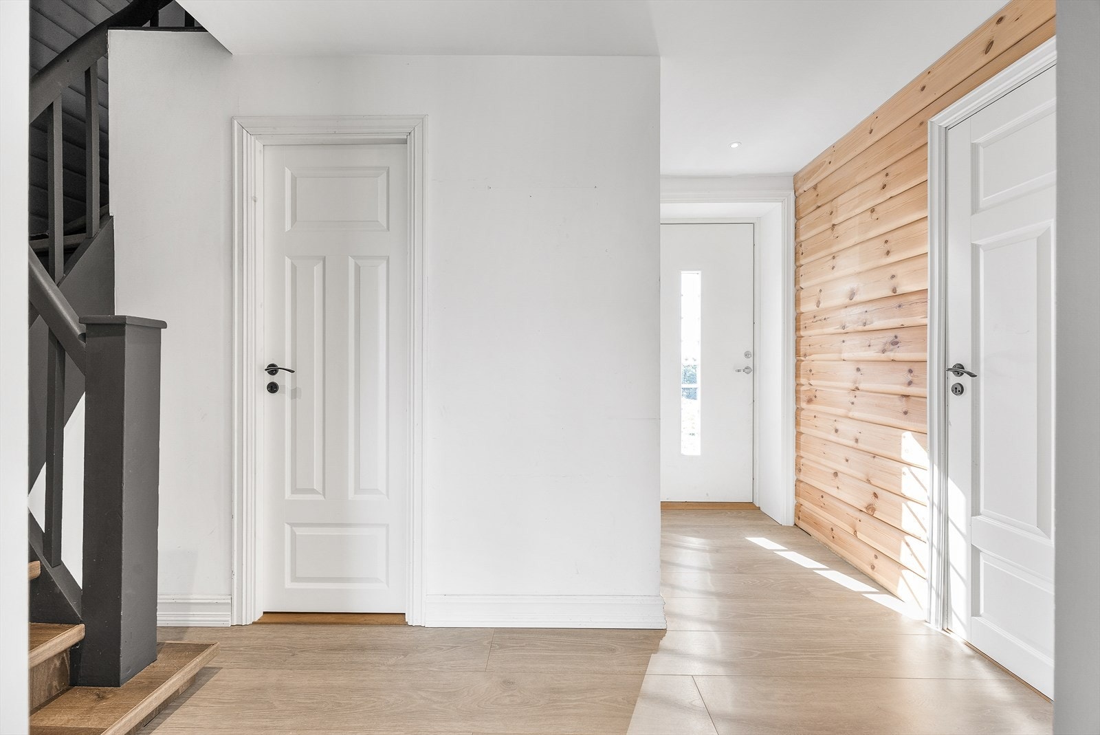 Lys og trivelig entré med downlights i tak. Galleribilde