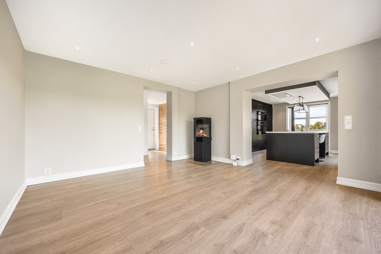 Her er det god plass til både sofagruppe og spisebord. Galleribilde