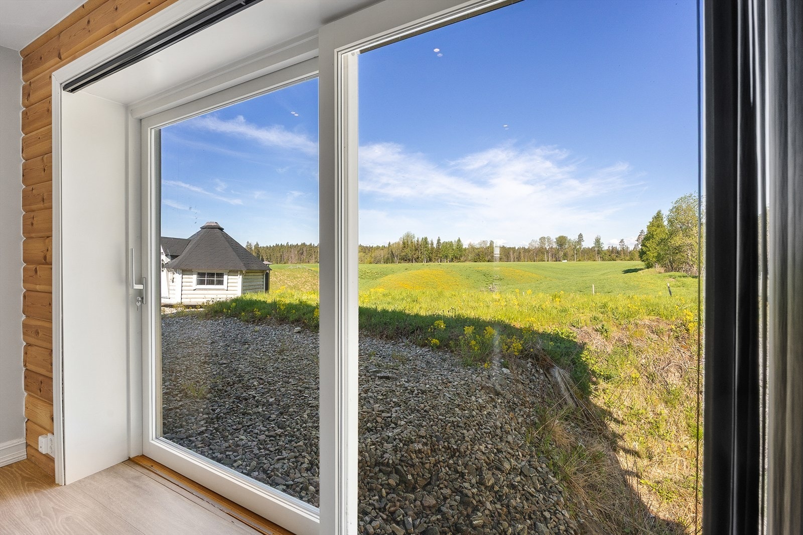 Utsikt fra stuen sør/øst. Galleribilde