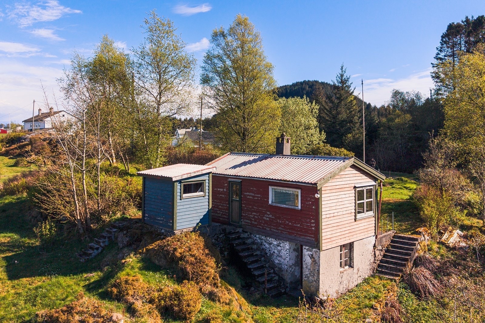 Busstoppet Sætre nord ligger bare noen minutters gange unna, med forbindelser videre mot Manger og Knarvik | Galleribilde