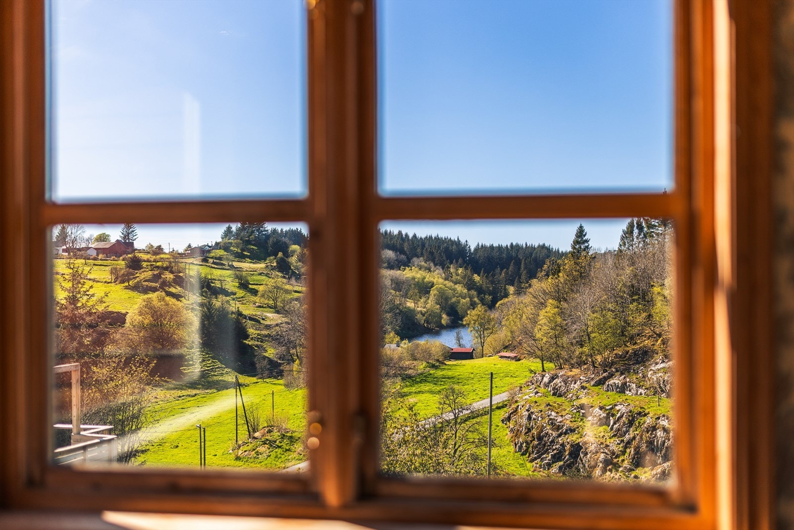 Fra vinduene har du nydelig utsikt over natur og flotte Mykingsvatnet | Galleribilde