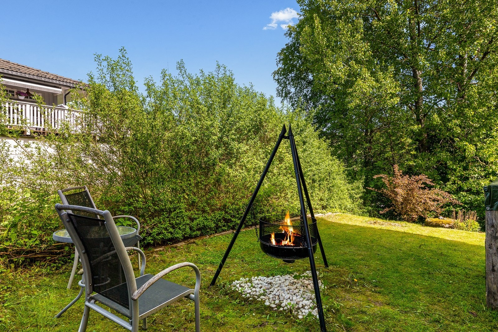 Hyggelig uteplass i hagen med bålpanne. Galleribilde