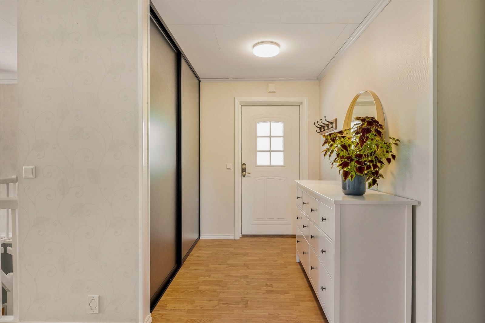 Entréen i hoveddelen har god plass til oppbevaring av yttertøy i et innebygd garderobeskap. Galleribilde