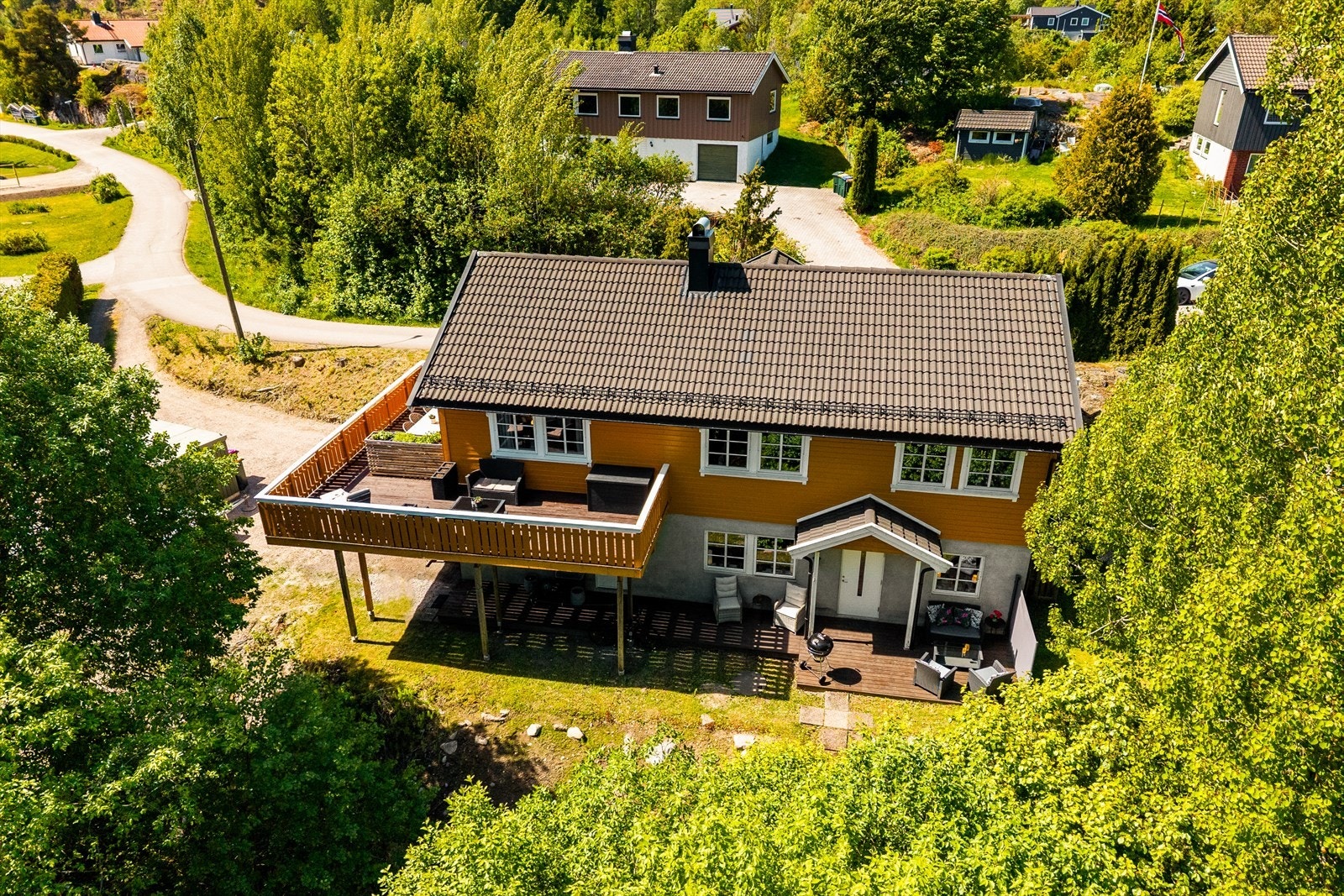 Enebolig fra 2005 på selveiertomt. Boligen inneholder en romslig hoveddel og en separat, godkjent utleieenhet i underetasjen. Galleribilde