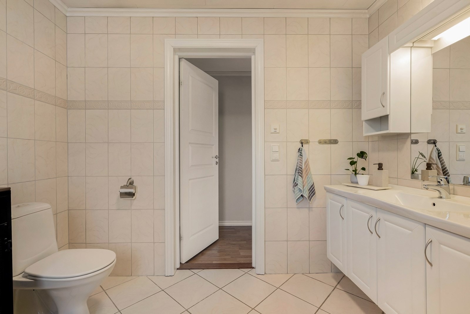 Badet i første etasje har flislagte vegger og gulv med gulvvarme. Galleribilde