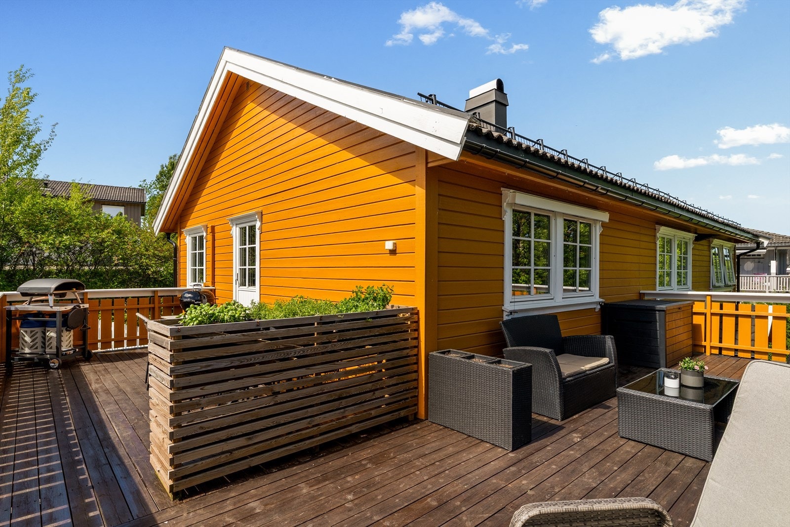 Fra stuen i hoveddelen er det utgang til en stor altan på 40 m² med god plass til både spise- og sittegruppe. Galleribilde