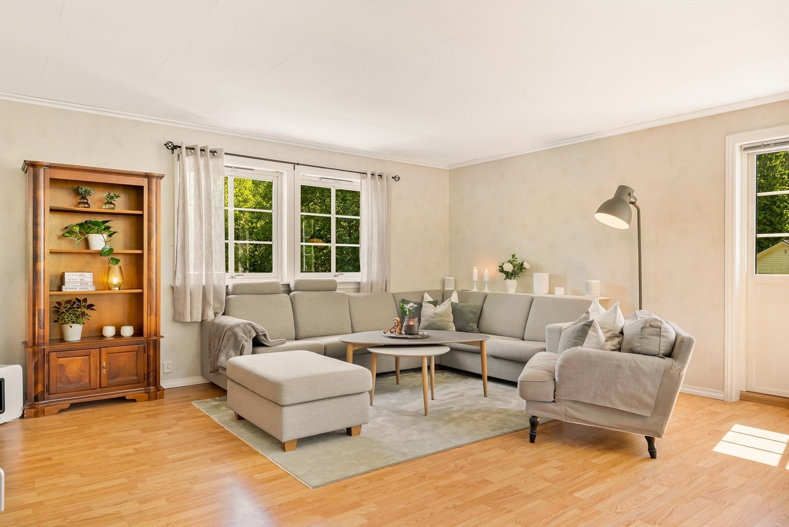 Store vinduer med 2-lags glass slipper inn rikelig med dagslys. Galleribilde