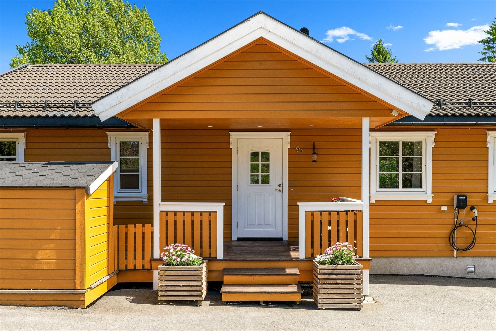Hovedinngangen har et pent, overbygd parti fra 2011. Galleribilde